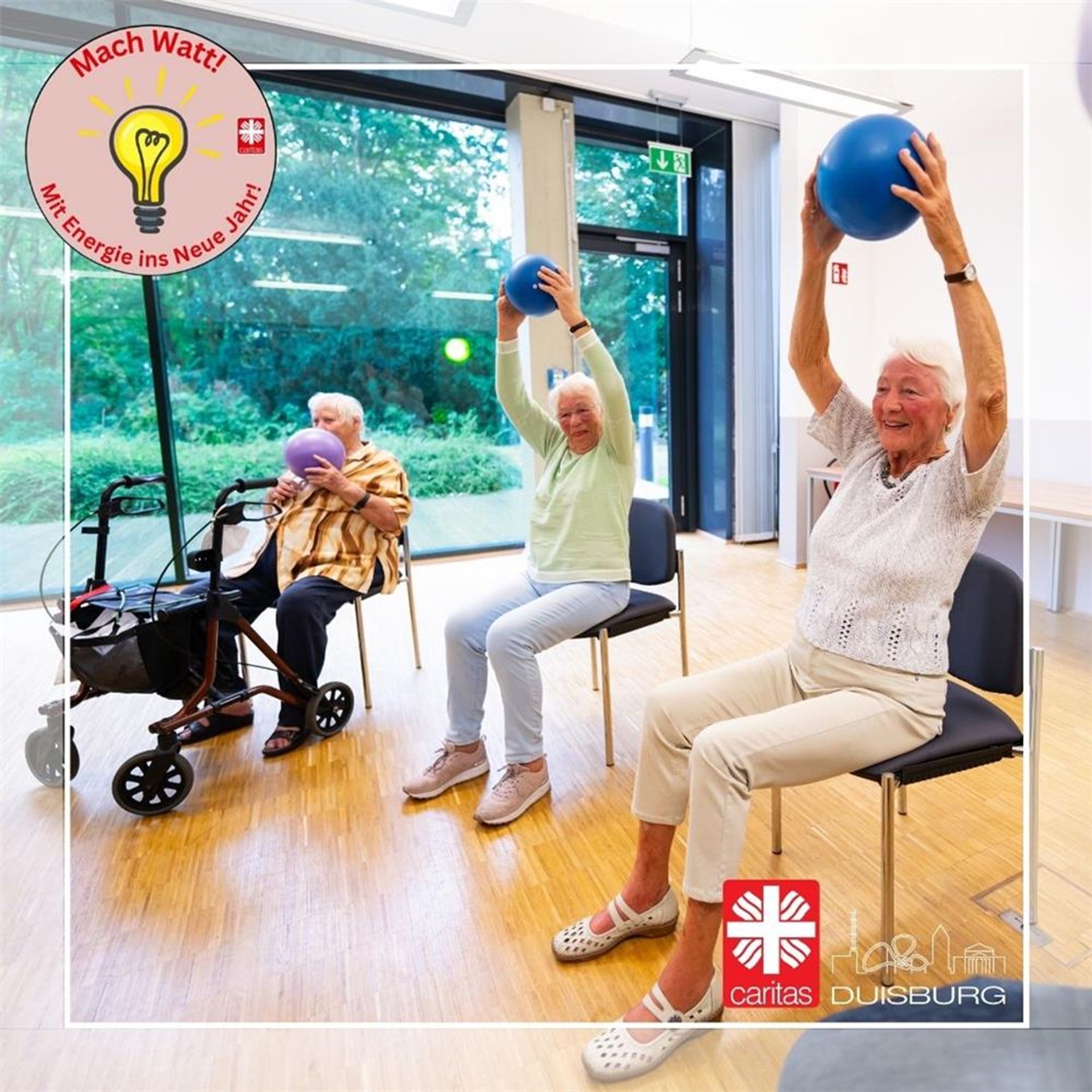 Drei gut gelaunte Seniorinnen sitzen auf Stühlen und halten jeweils einen Ball in die Höhe