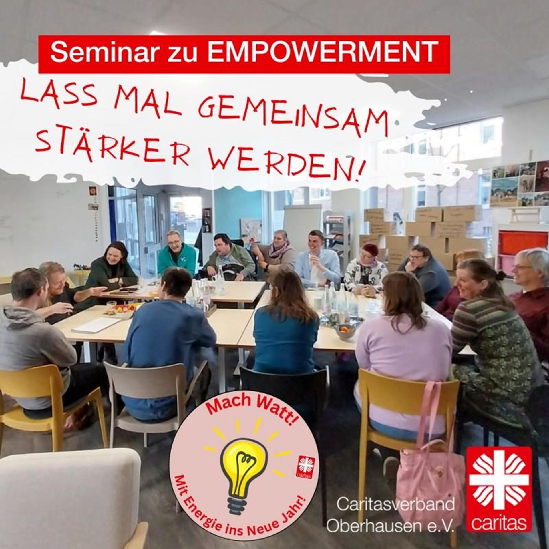 Die 15 Seminarteilnehmenden sitzen im Oval um einen großen Tisch herum