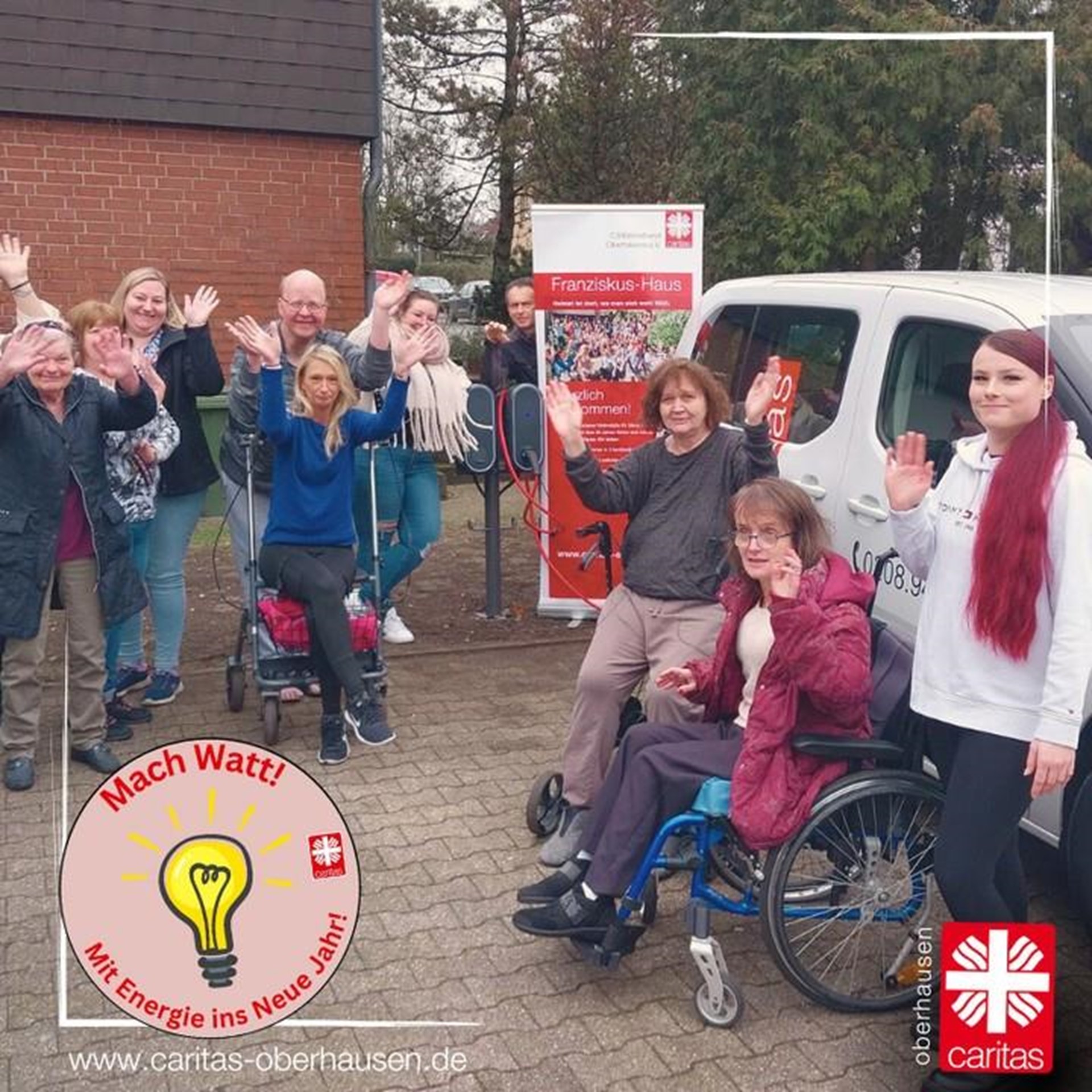 Eine winkende Gruppe aus zehn Mitarbeitendne und Bewohner*innen, teils mit Rollatoren und Rollstuhl, vor dem E-Transporter