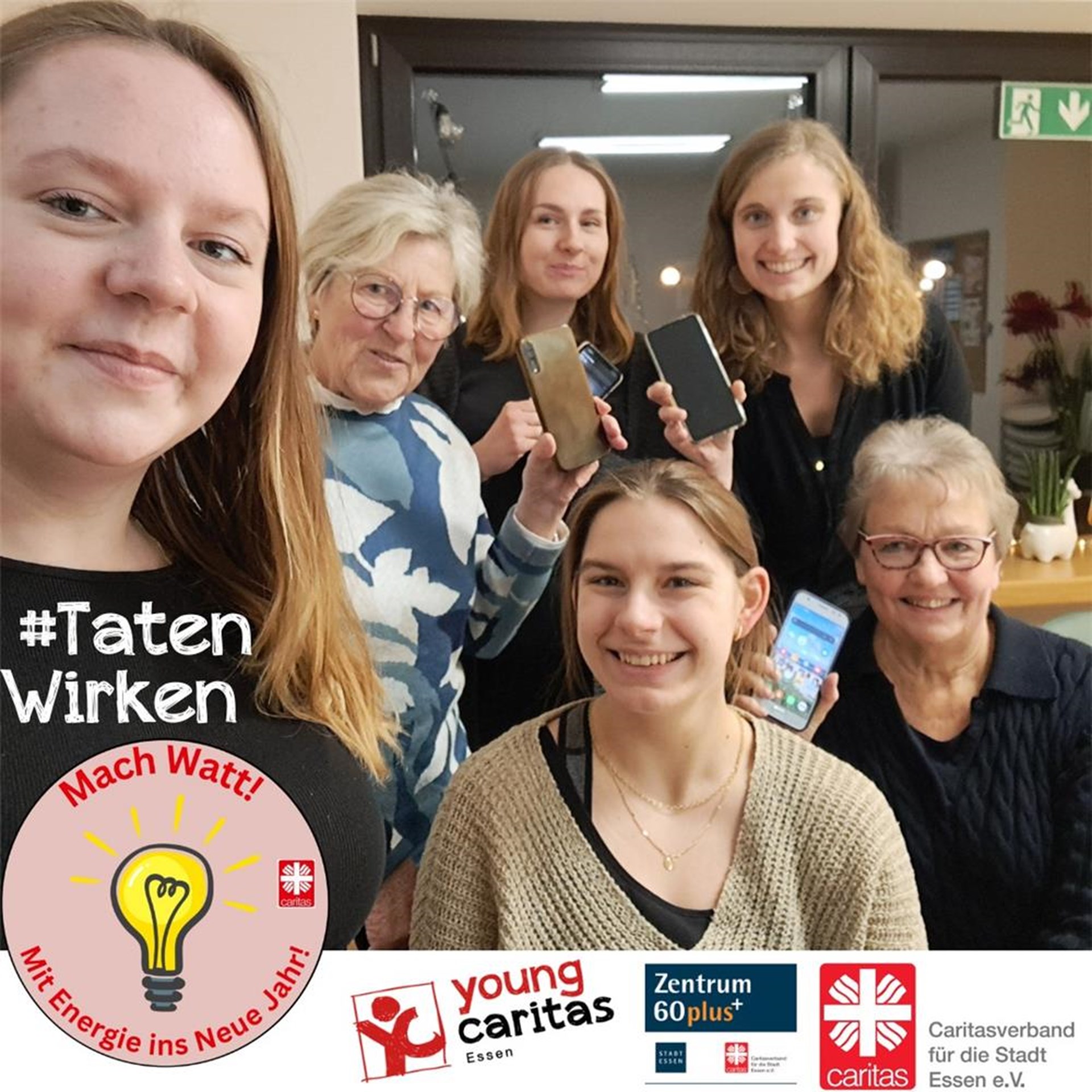 Vier jüngere und zwei ältere Frauen halten lächelnd ihre Smartphones in die Kamera