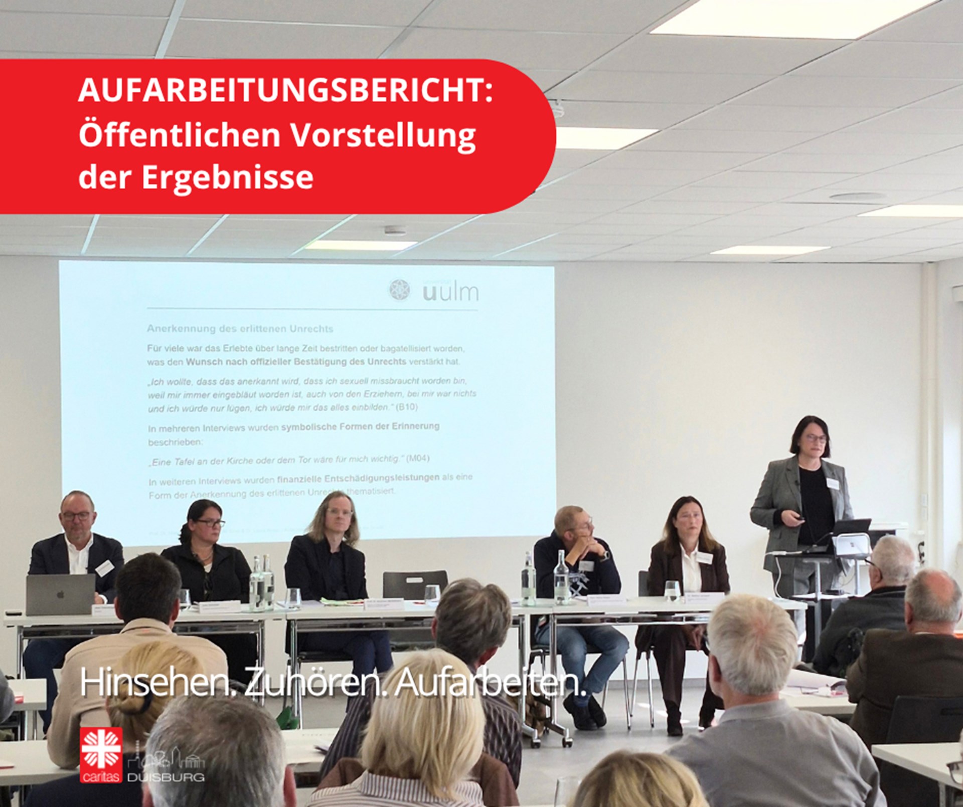 Das Bild zeigt ein Podium mit sechs Personen zur Veröffentlichung des Aufarbeitungsberichts des ehemaligen Kinderdorfs "Maria in der Drucht"