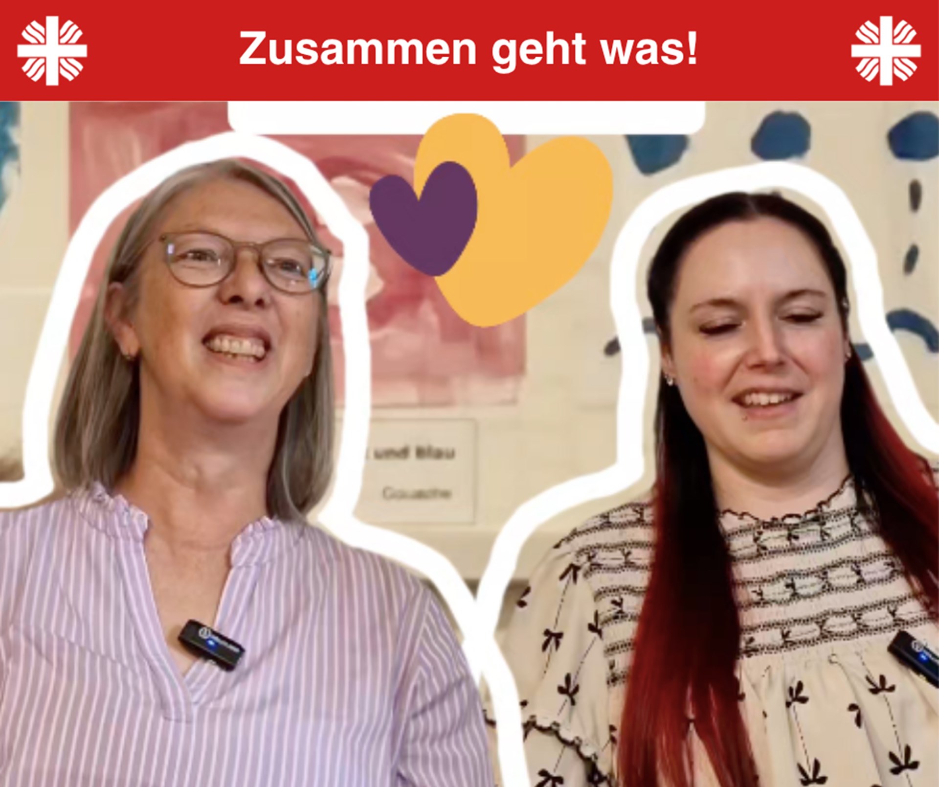 Vor buntem Hintergrund links eine ältere und rechts eine jüngere Frau in Nahaufnahme