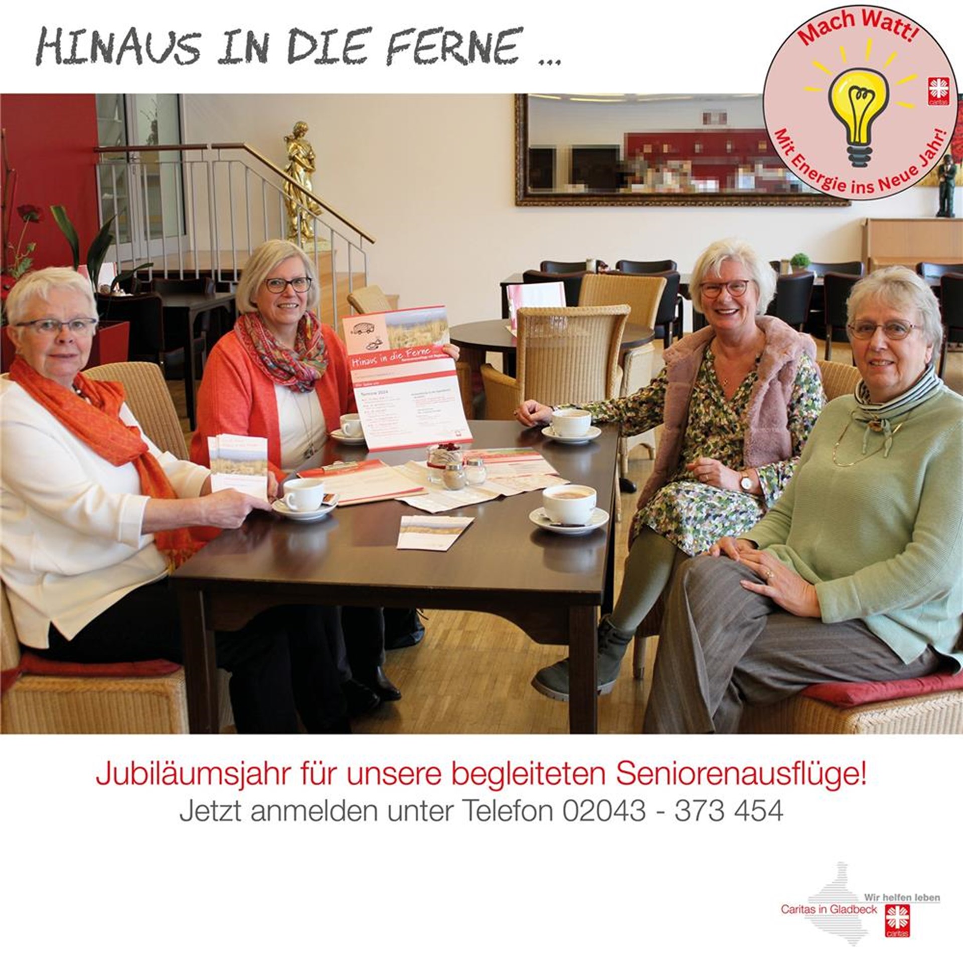 Vier Seniorinnen sitzen mit Kaffee lächelnd an einem Tisch