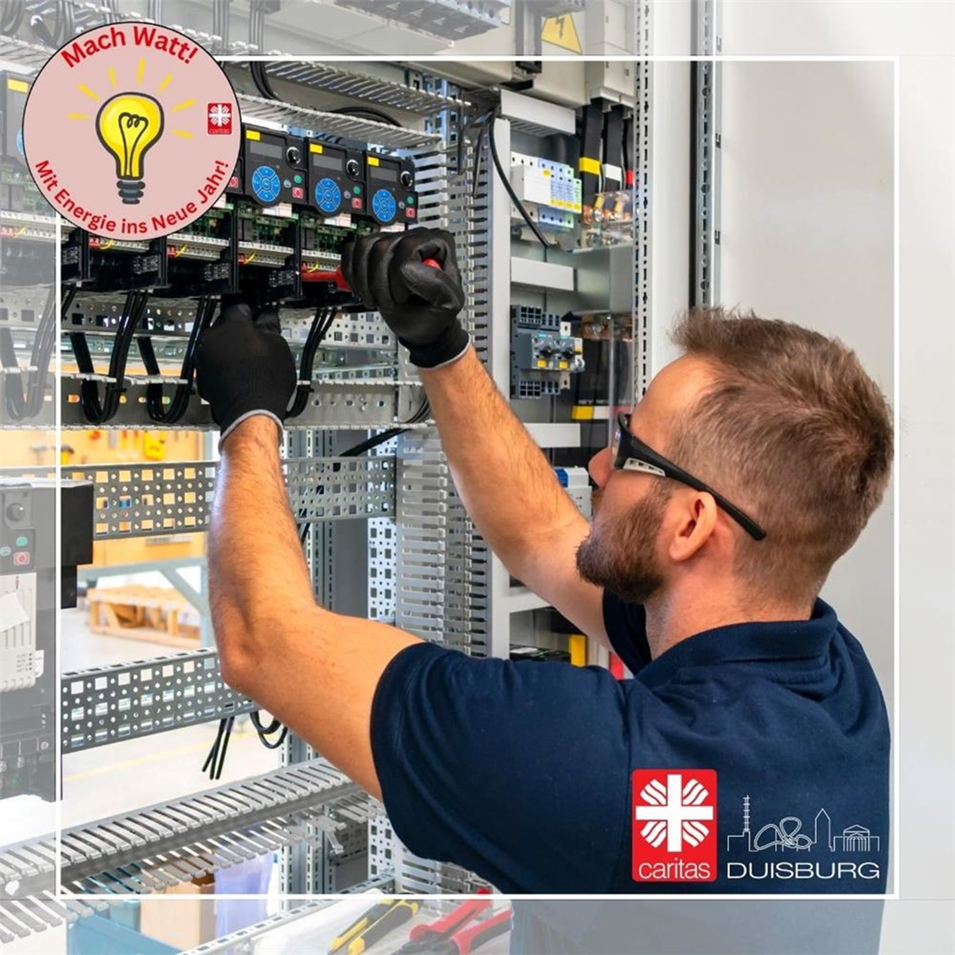 Junger Mann arbeitet an einem geöffneten Stromkasten