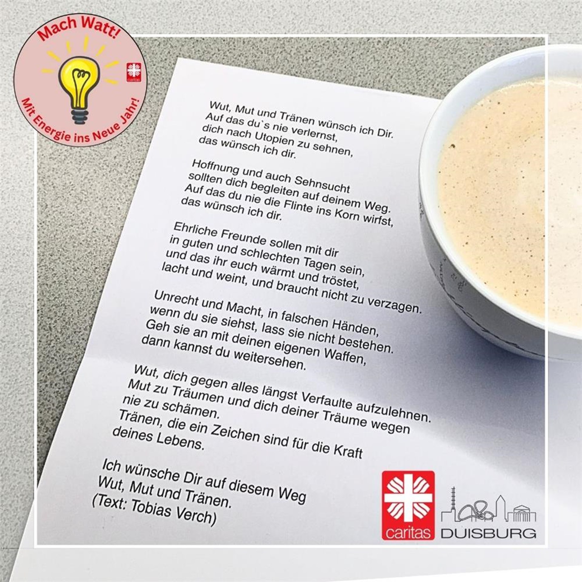 Ausgedruckter Impulstext, darauf eine Kaffeetasse