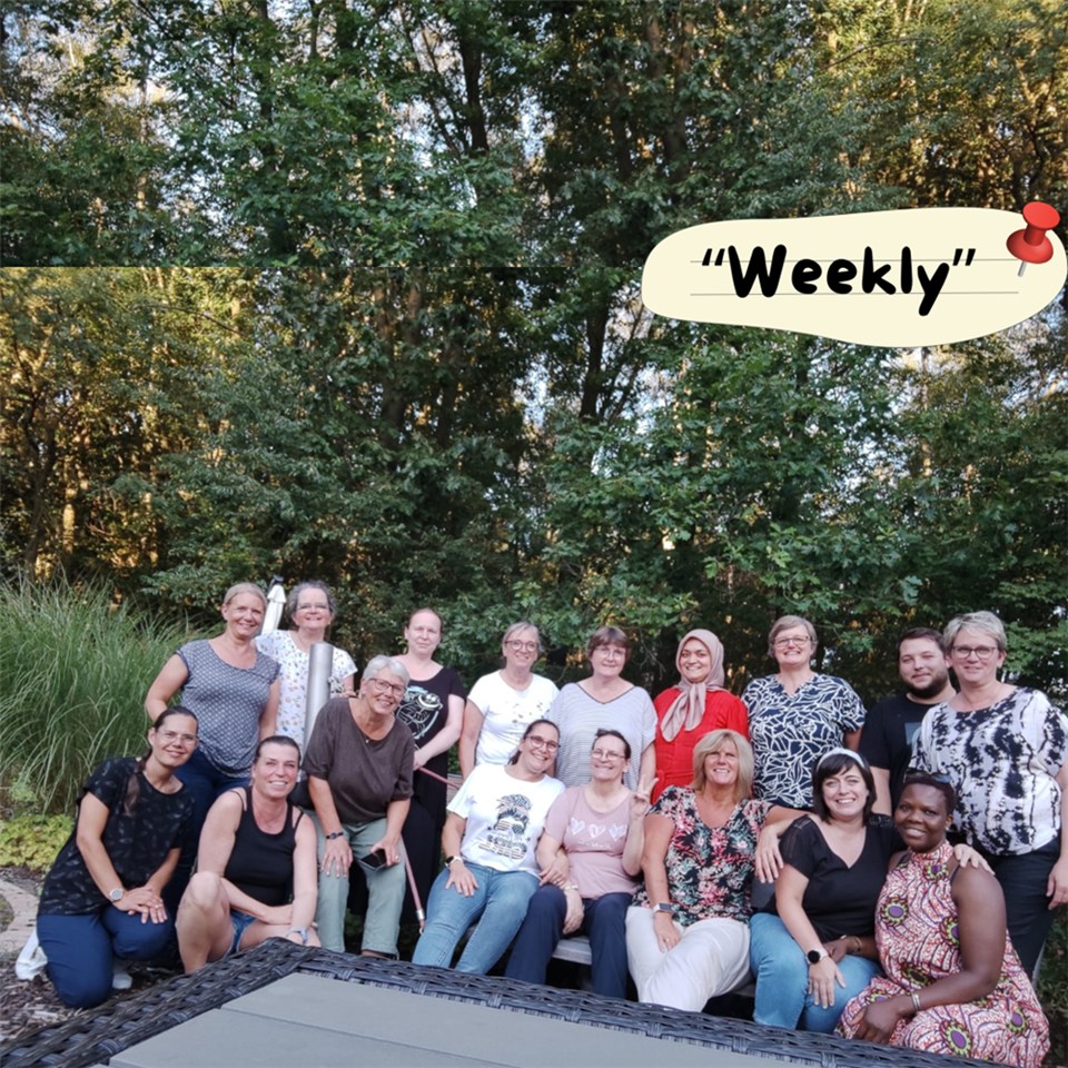 Gruppenfoto der drei Teams unter freiem Himmel vor Bäumen