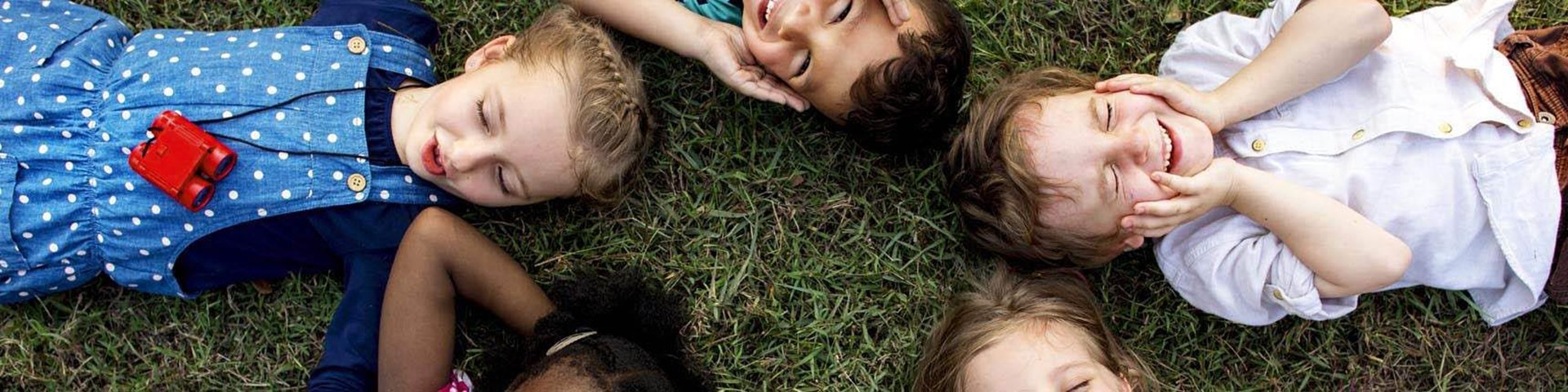 Die Kinder liegen im Gras und freuen sich des Lebens!