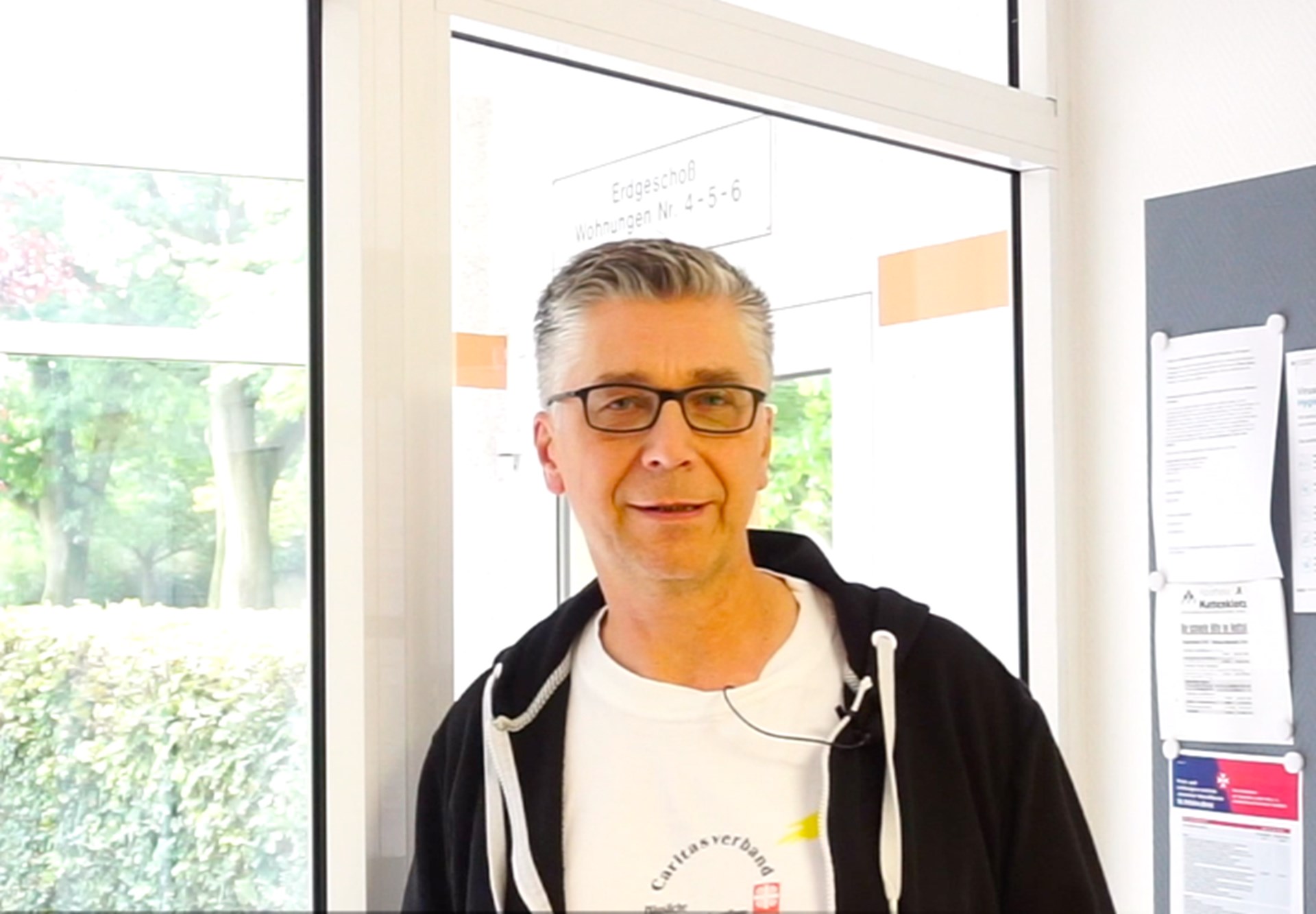 Frank Ipach steht vor einer Fensterfront und schaut in die Kamera