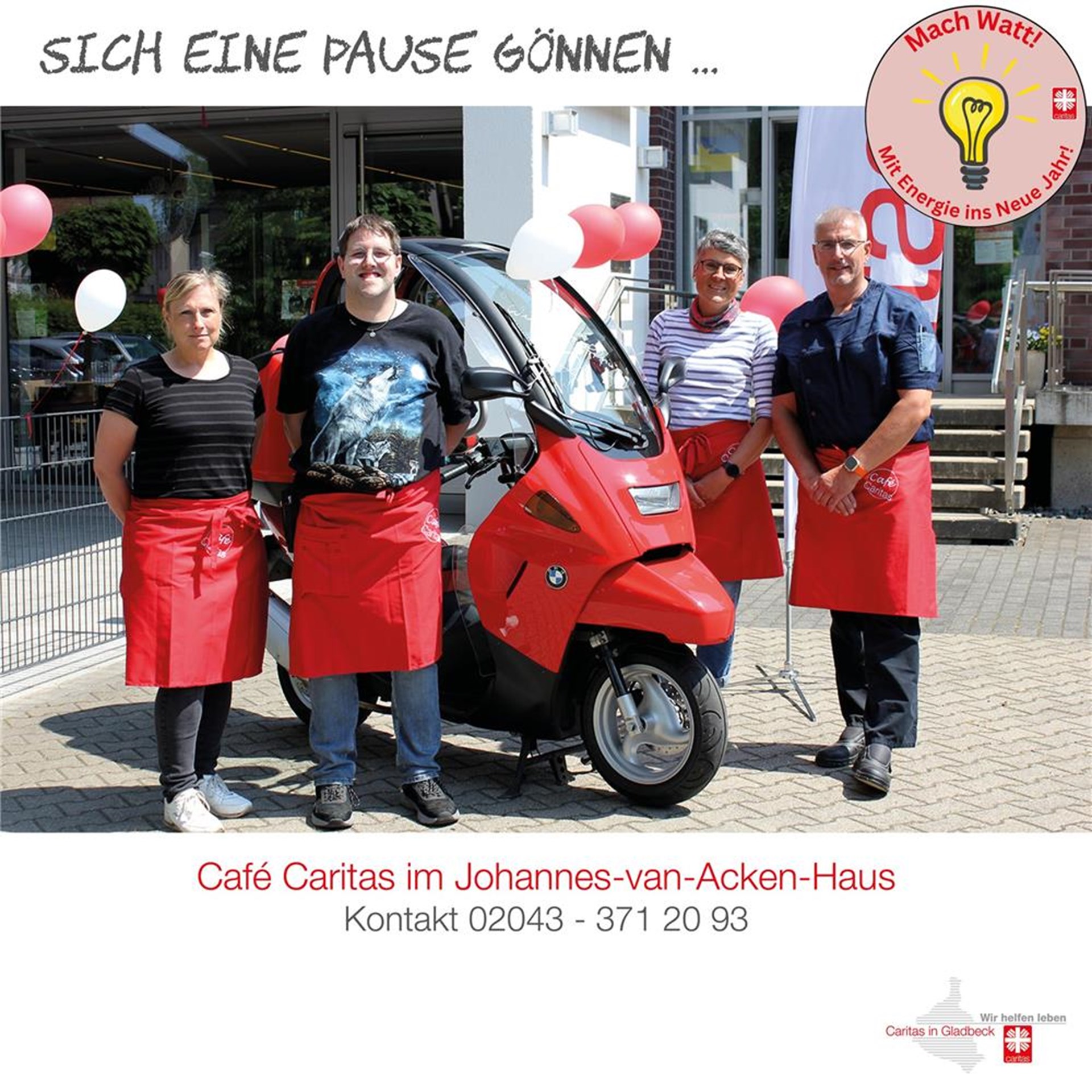 Vier Mitarbeitende mit roten Arbeitsschürzen stehen vor dem Café neben einem roten Roller