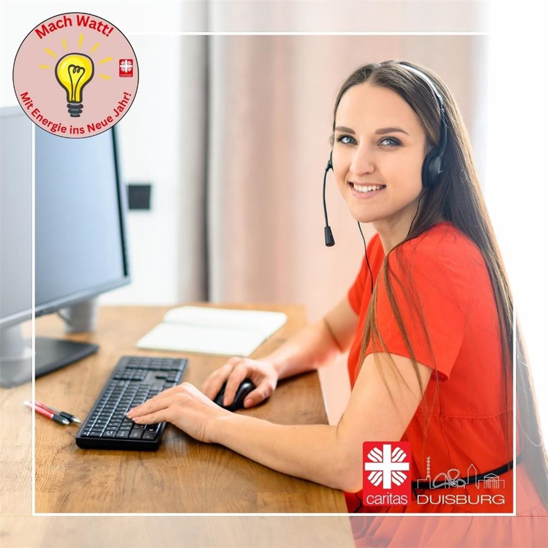 Junge Mitarbeiterin sitzt mit Headset am PC und lächelt in die Kamera