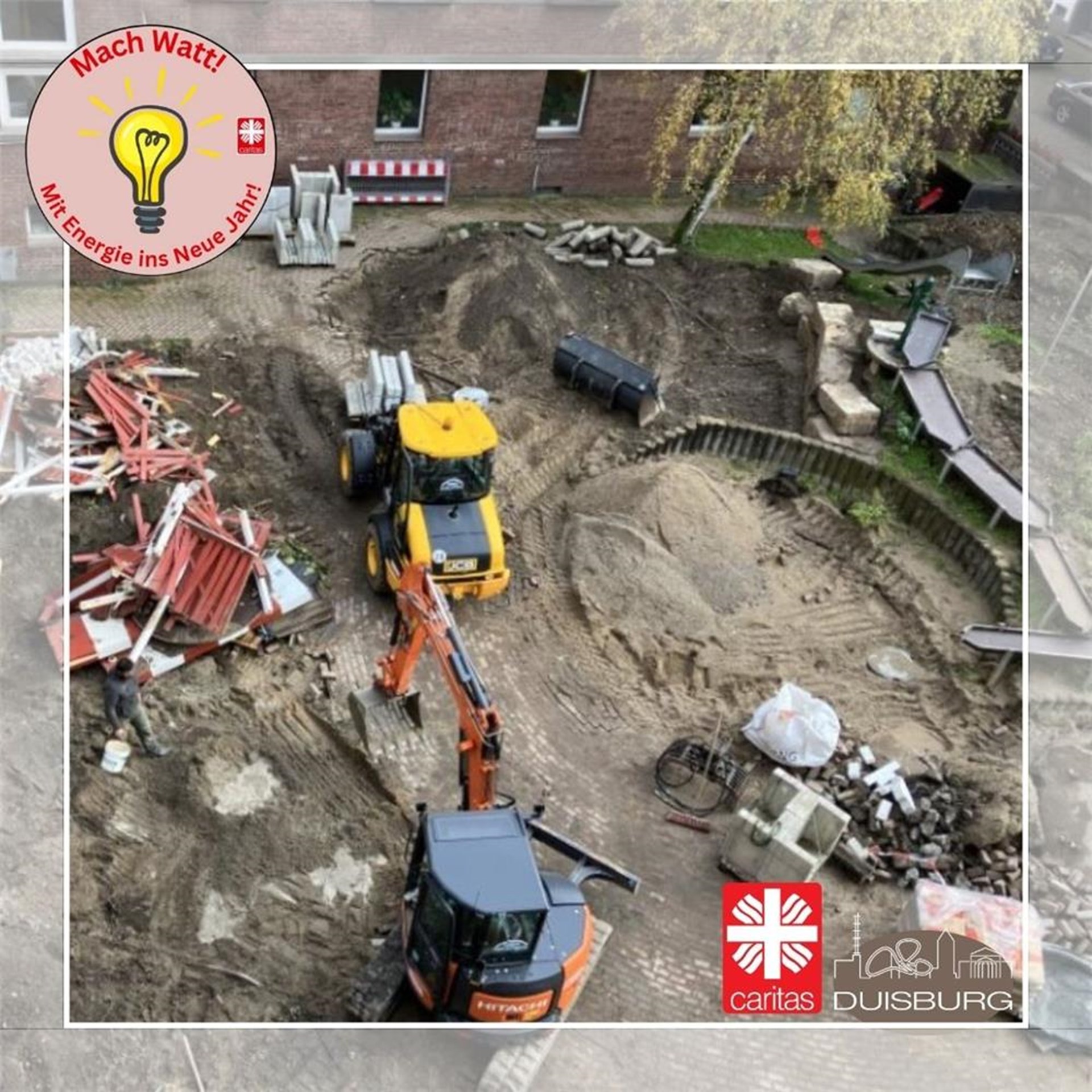 Blick von oben auf den Innenhof mit Erdhügeln, Bagger und Materialbergen