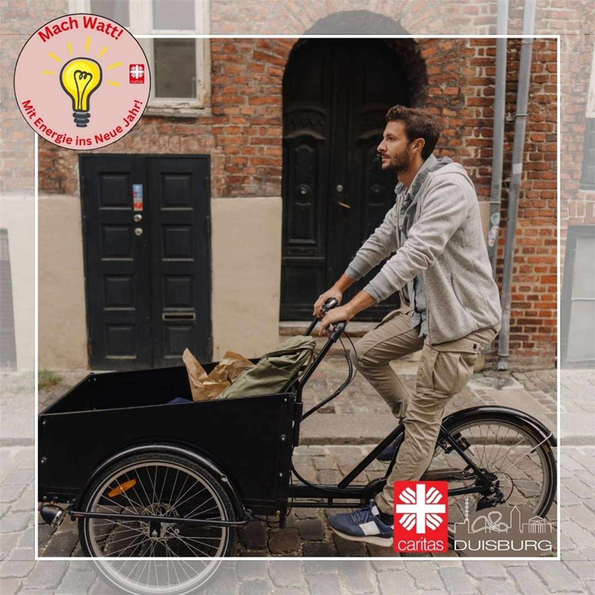 Mitarbeiter fährt auf einem Lastenrad