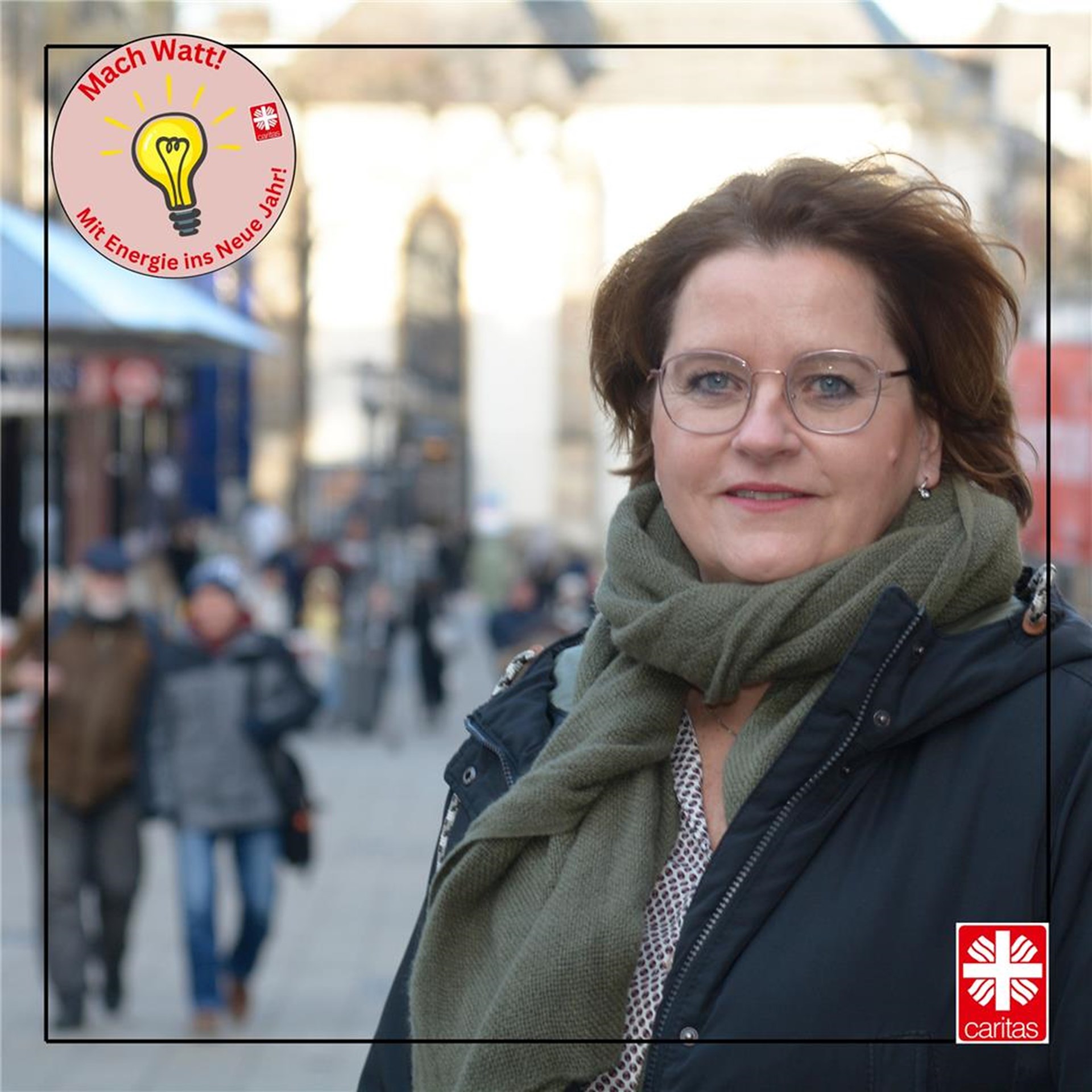 Portrait von Frau Becker draußen in der Fußgängerzone
